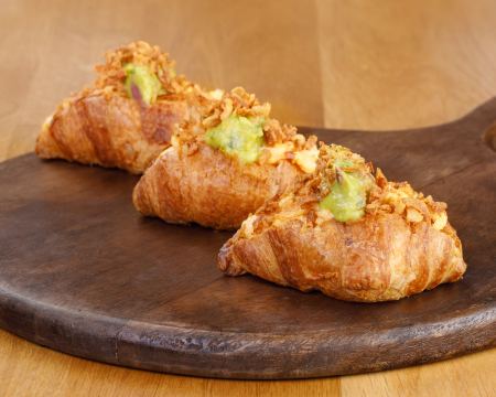 МИНИ КРОАСАНИ С БЪРКАНИ ЯЙЦА И ГУАКАМОЛЕ