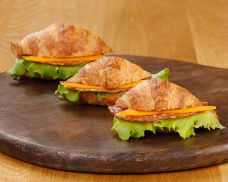 МИНИ КРОАСАНИ С ЧЕДЪР И МИЛАНО