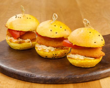 МИНИ БУРГЕРИ С ХРУПКАВО ПИЛЕ