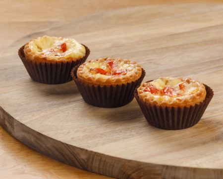 МИНИ КИШ С МОЦАРЕЛА И ЧЕРИ ДОМАТИ