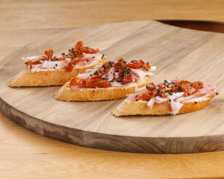 БРУСКЕТИ С КОТО И СУШЕН ДОМАТ