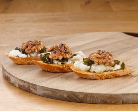 БРУСКЕТИ С КОЗЕ СИРЕНЕ И СМОКИНИ