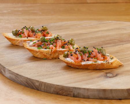 БРУСКЕТИ С ПУШЕНА СЬОМГА