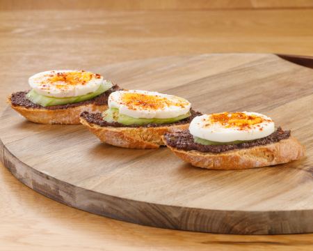 Брускети с маслинова паста и яйце