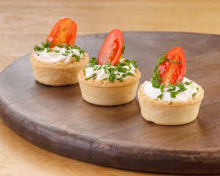 МИНИ ТАРТАЛЕТИ С МУС ОТ СИРЕНА И ЧЕРИ ДОМАТ