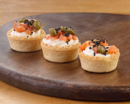 МИНИ ТАРТАЛЕТА С ПУШЕНА СЬОМГА